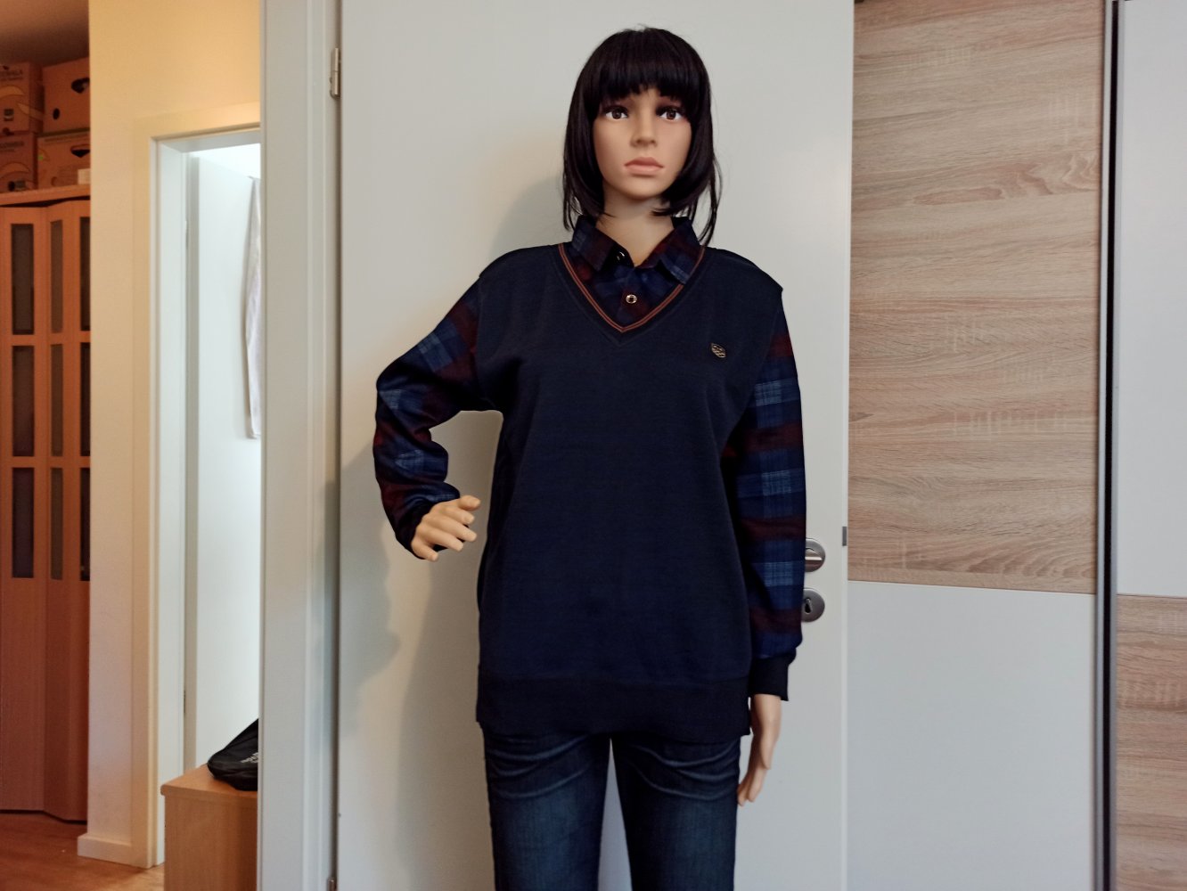 Schöner Hoodie-Pullover in Marienblau mit karierte Arme