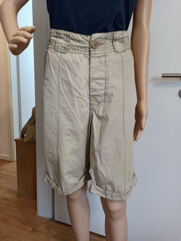 Schöne lange Schorts in beige von Divided