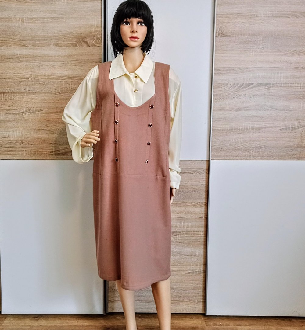 Schönes Kleid in beige mit Deko-Knöpfen