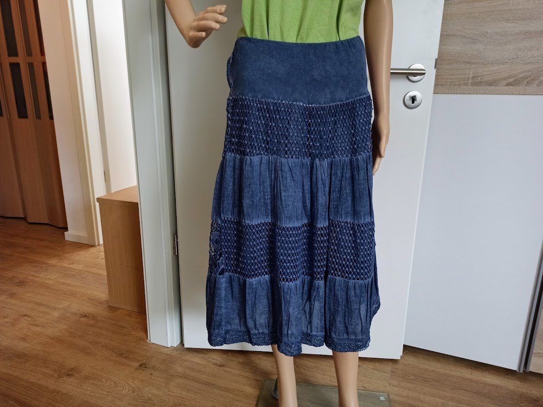 Schöner blauen Rock mit Spitze