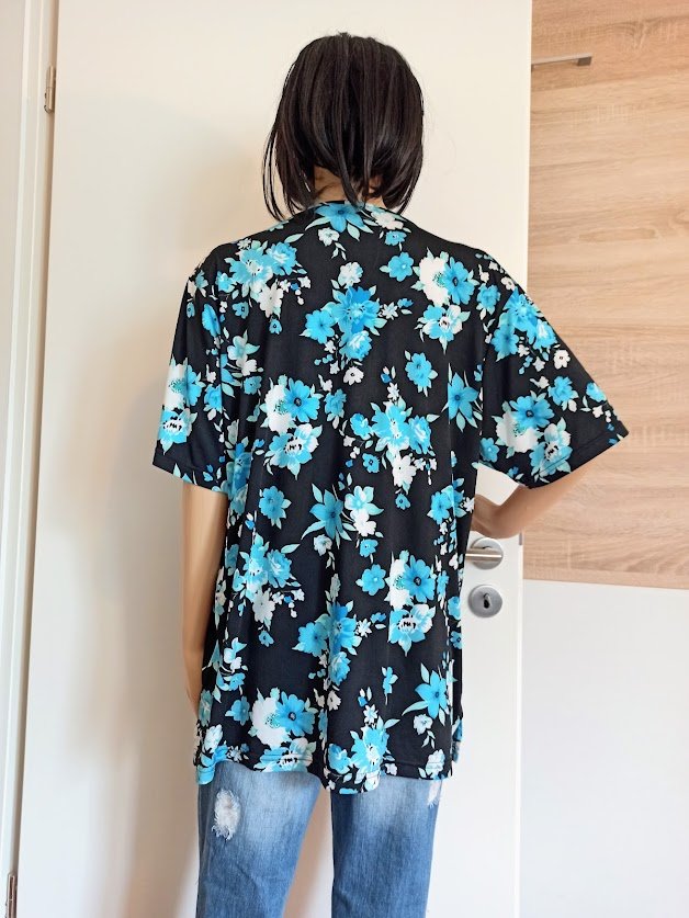 Sehr schönes T-Shirt von Keep Away From Fire mit blauen Blümchen