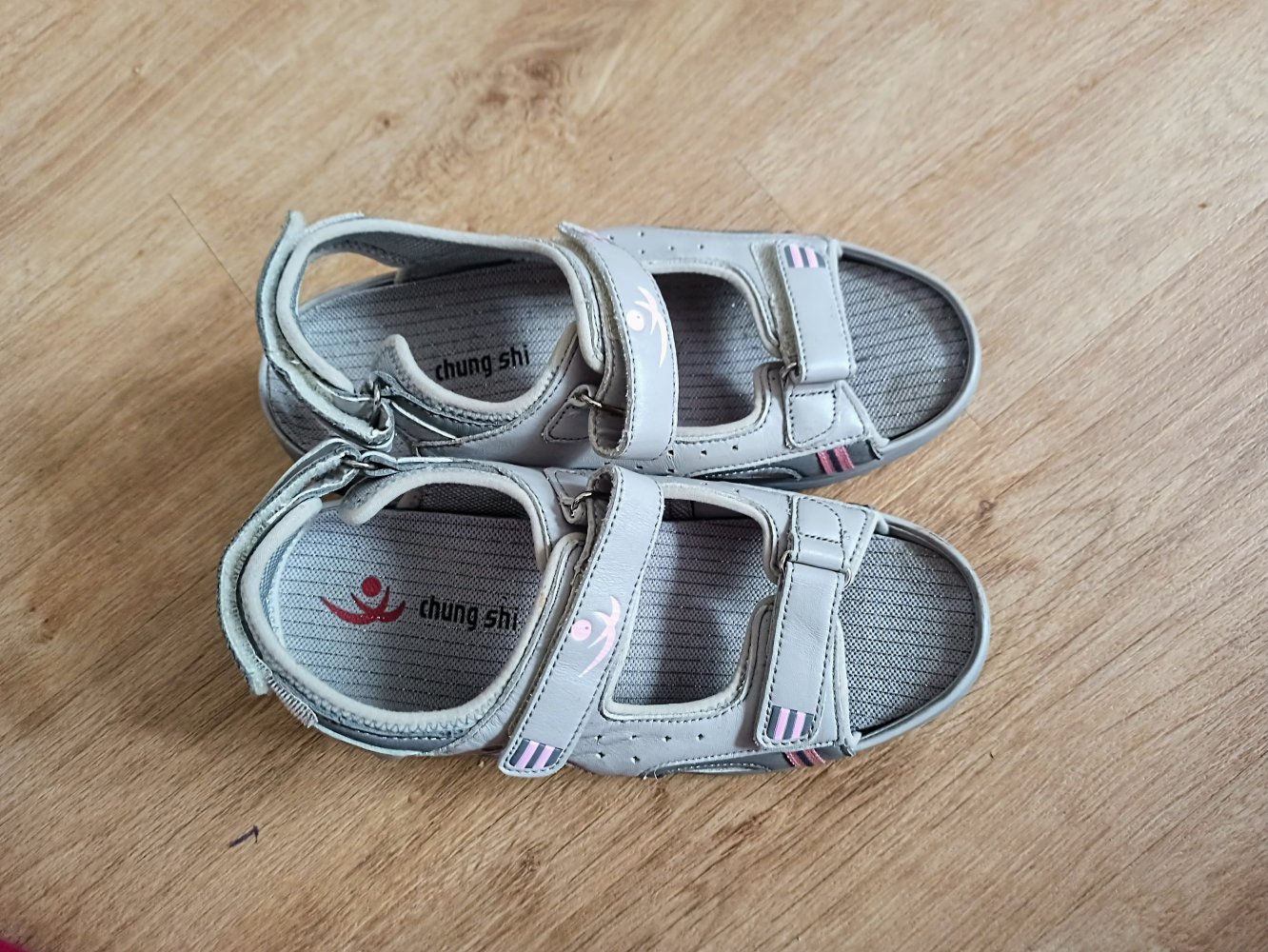 Tolle Damen Leder Sandaletten in grau von chung shin