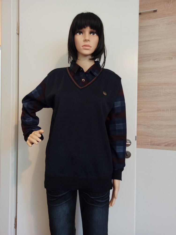 Schöner Hoodie-Pullover in Marienblau mit karierte Arme