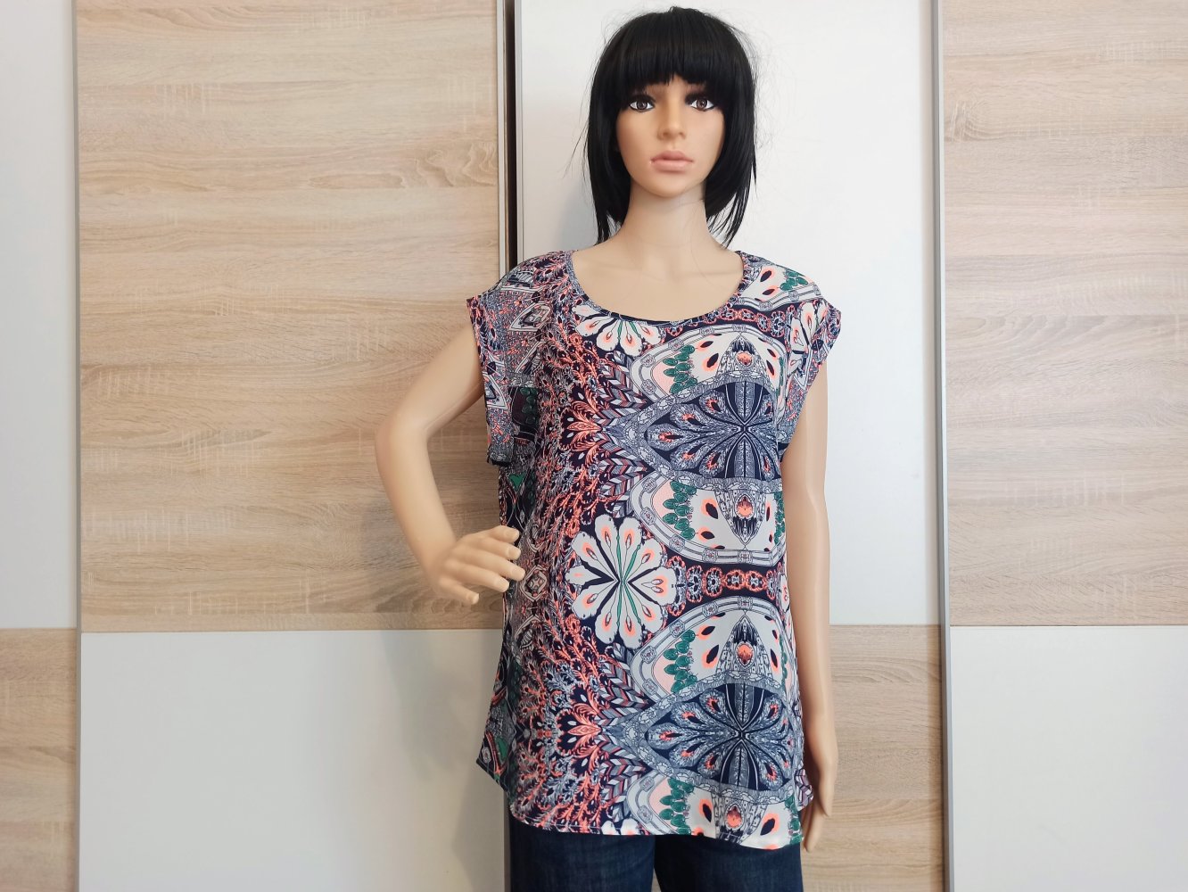 Sehr schöner bunter Top in pink/marienblau/weiß/grün