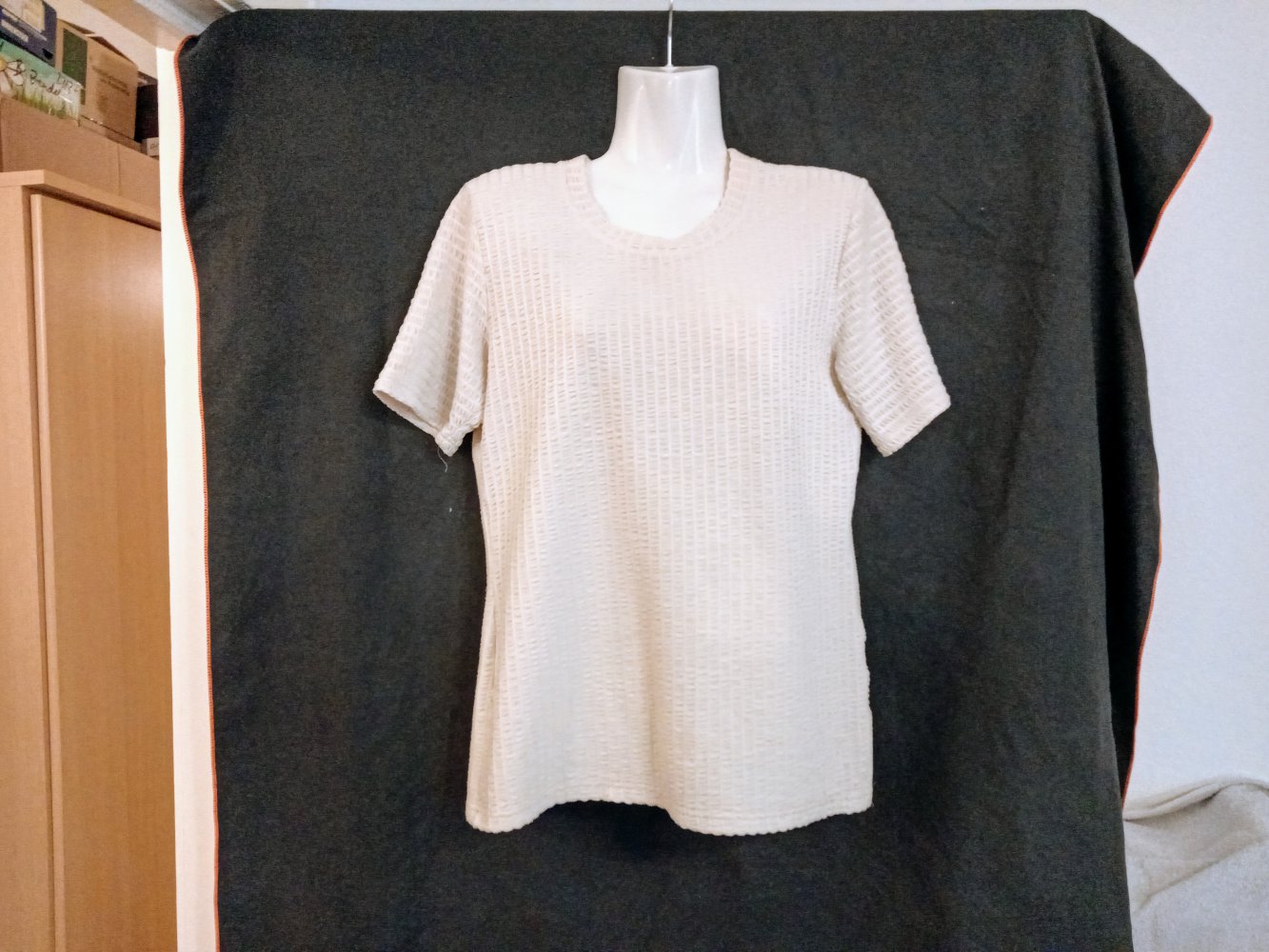 Sehr schönes T-Shirt in Farbe Beige 