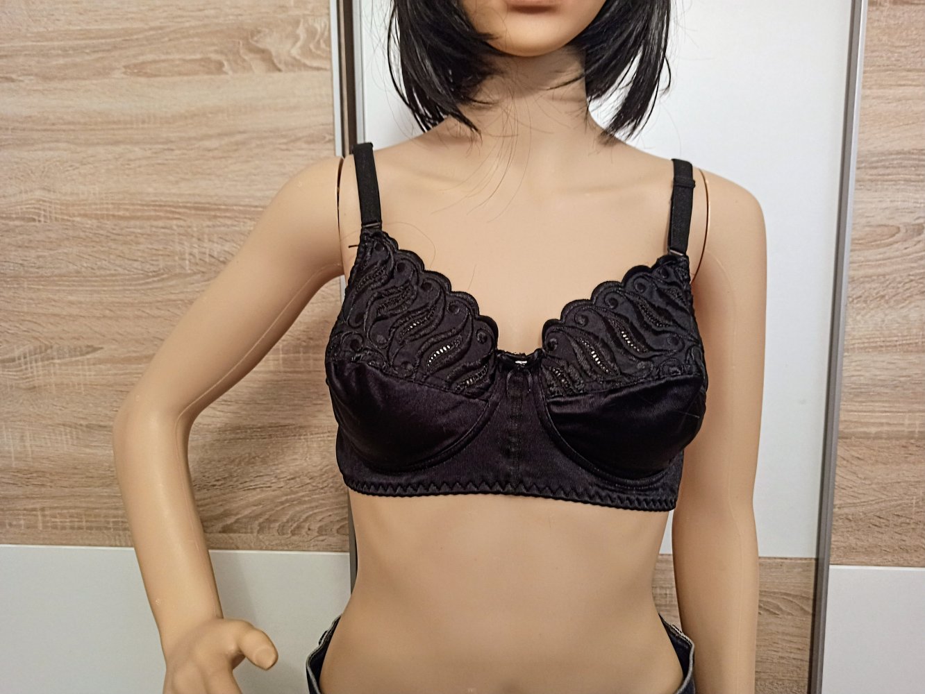 Sehr schönes BH mit Spitze in schwarz