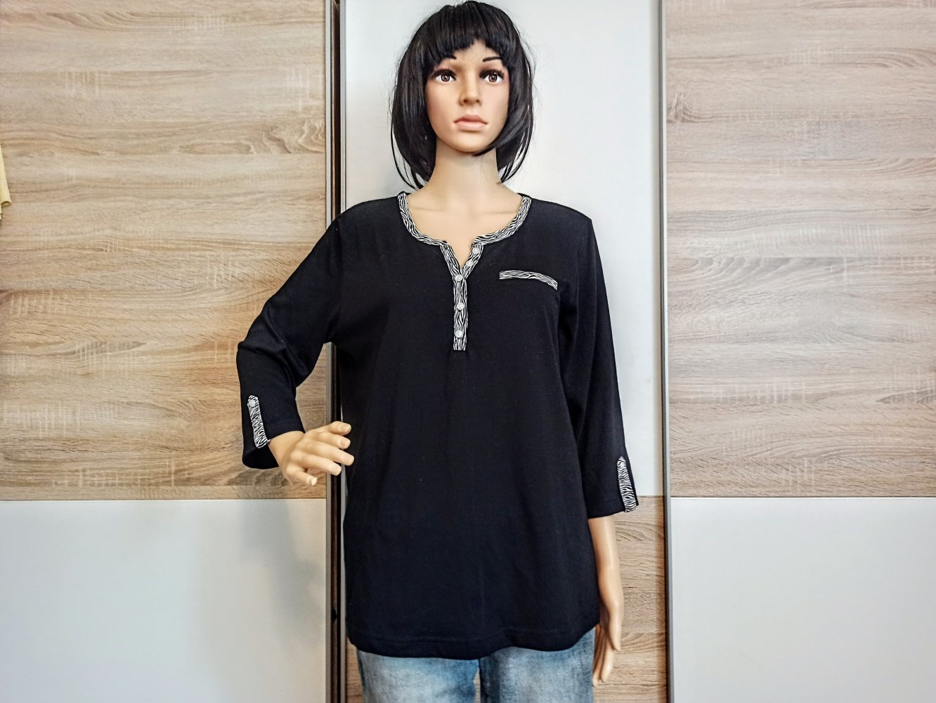 Schönes Langarm-Shirt in schwarz von Paola