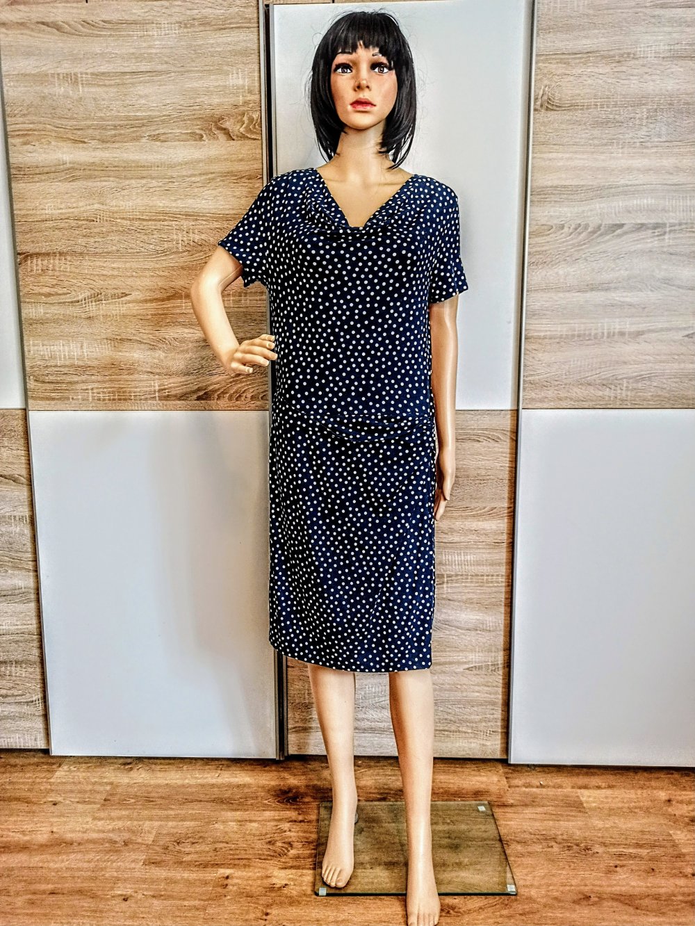 Schönes Kleid in marienblau mit weiße Punkte