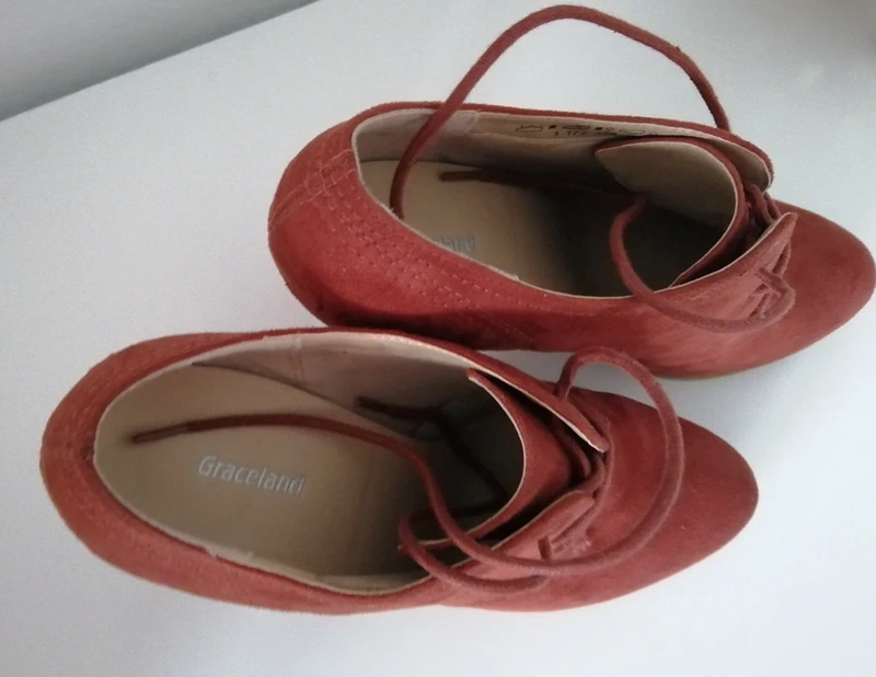 Schnürheels Hochfrontpumps