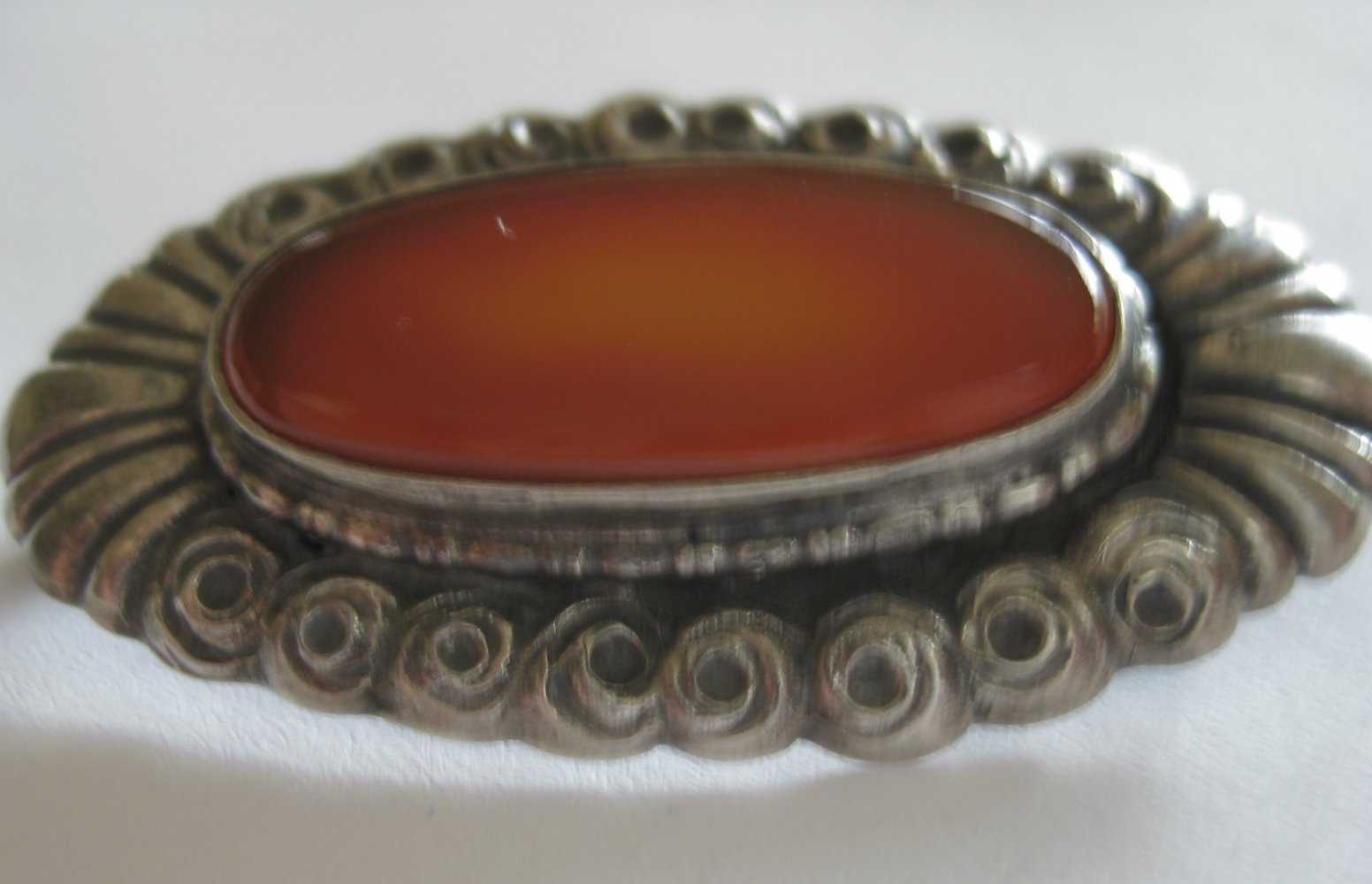 ANTIKE JUGENDSTIL - BROSCHE in Silber mit Karneol