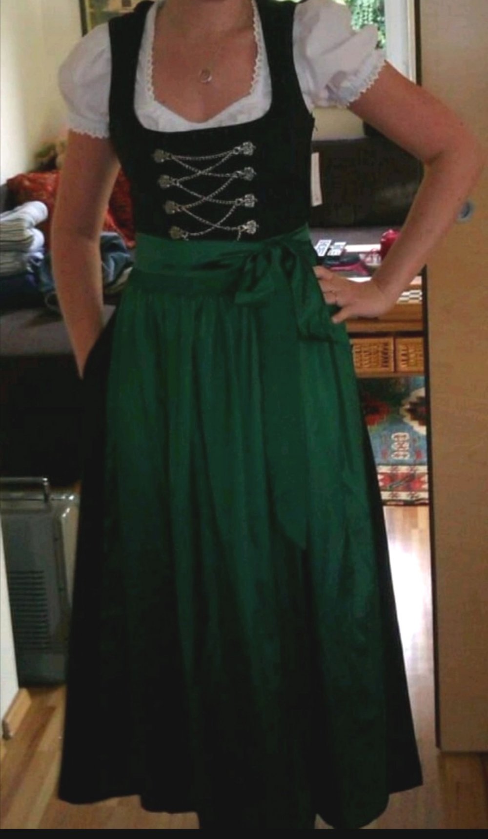 klassisches, langes Dirndl 