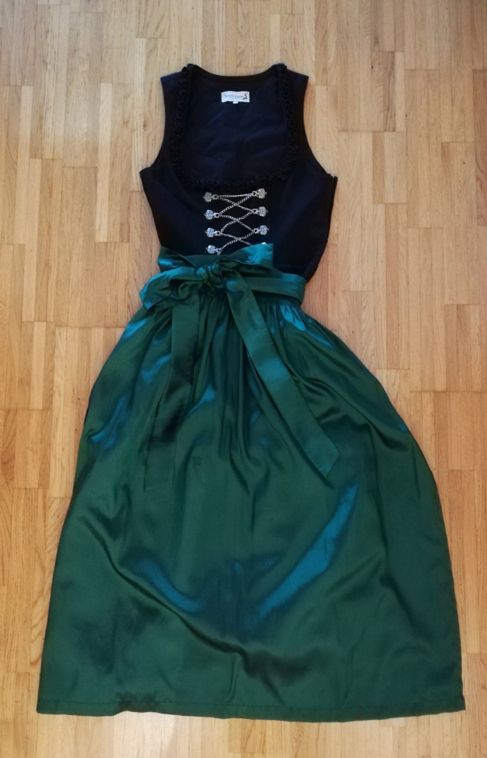 klassisches, langes Dirndl 