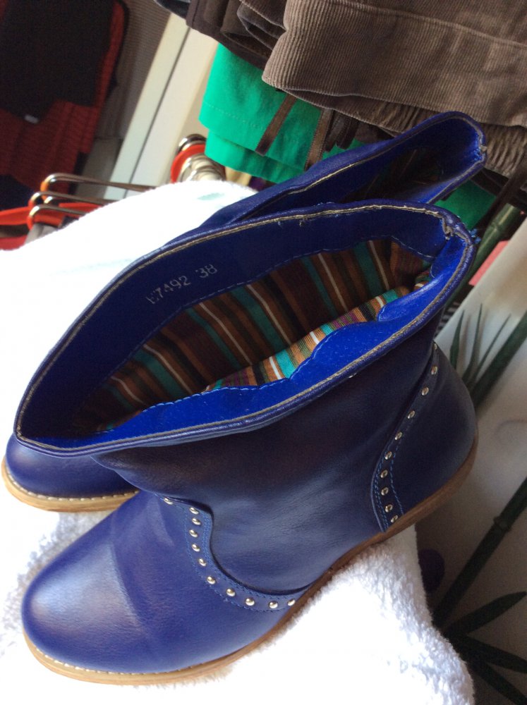 royalblaue Stifeletten