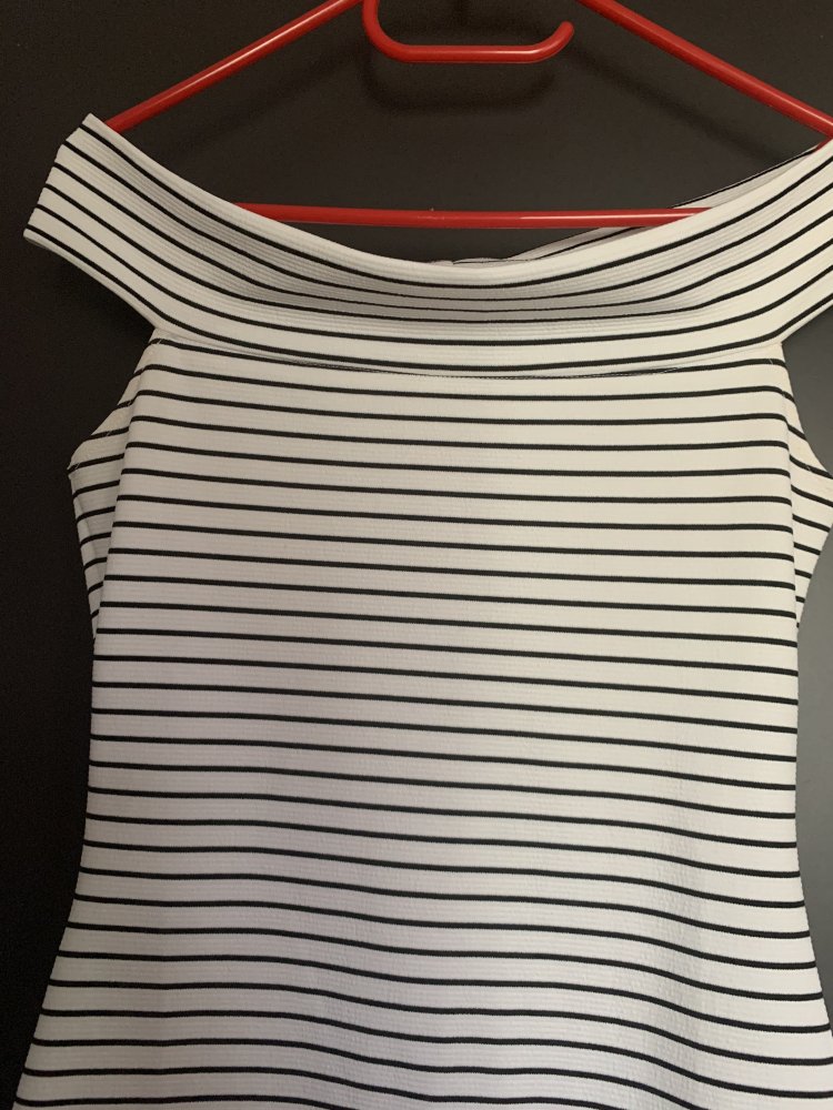 gestreiftes schulterfreies Kleid