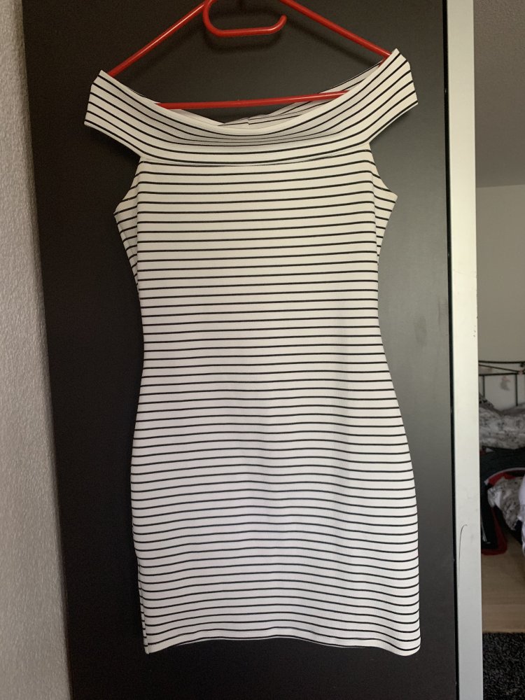 gestreiftes schulterfreies Kleid