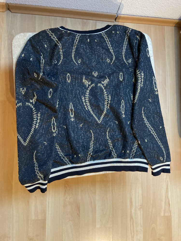 Dünner, schwarz-goldener Pullover