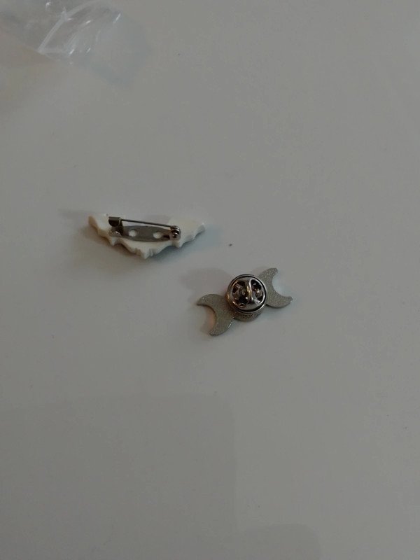 2 Anstecker Pins Fledermaus Mond