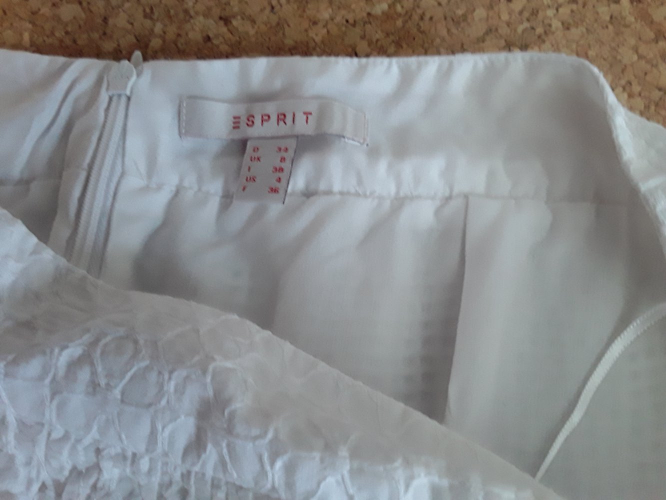 Rock weiss mit Lochmuster und Stickerei