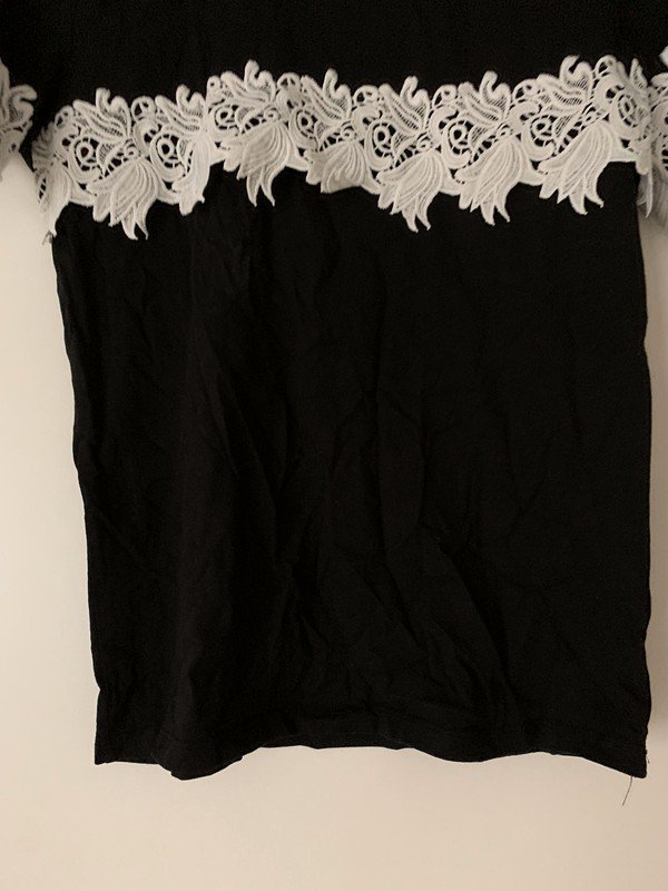 Schwarzes Tshirt mit weißer Häkelspitze 