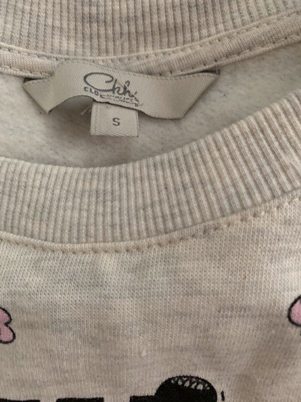 Graues Shirt mit schwarzem Aufdruck