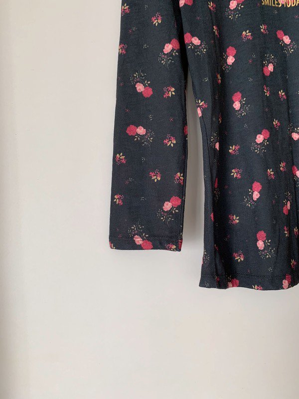 Schwarzes Shirt mit Blumenmuster und goldener Aufschrift von C&A