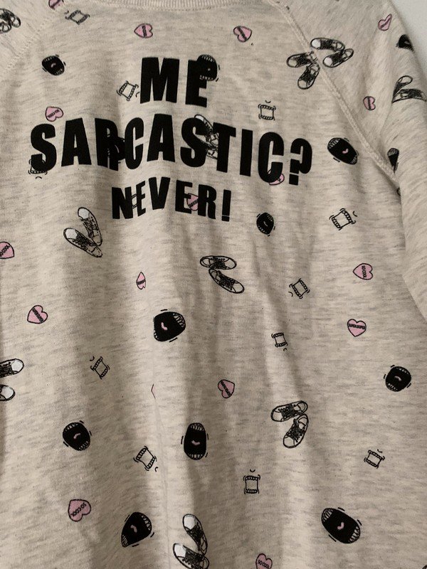 Graues Shirt mit schwarzem Aufdruck