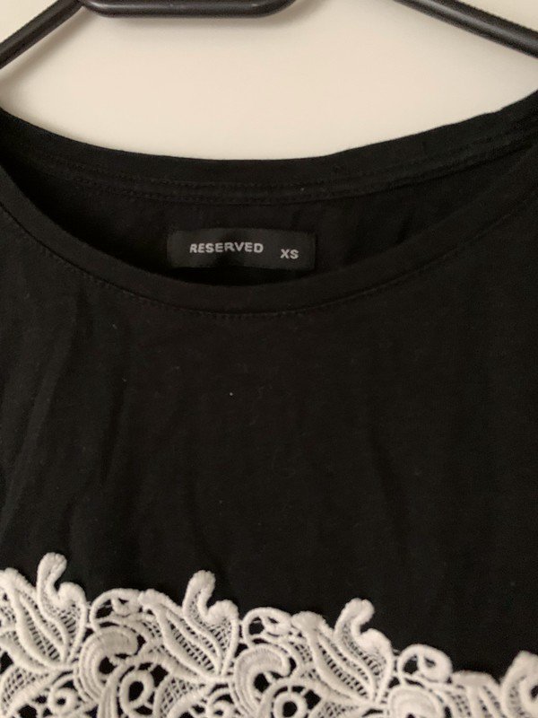 Schwarzes Tshirt mit weißer Häkelspitze 