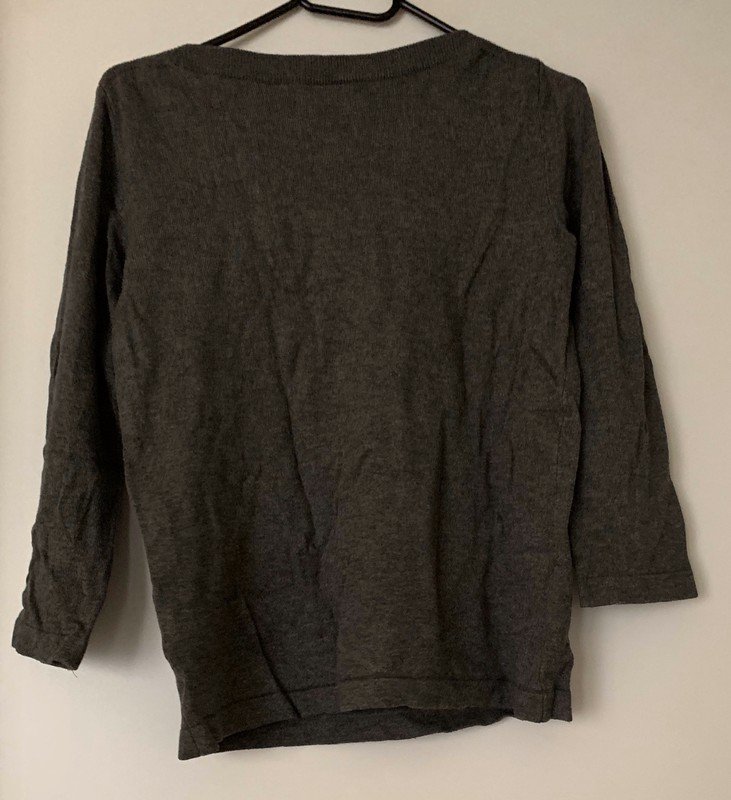 Graues Shirt mit Ziersteinchen von Reserved