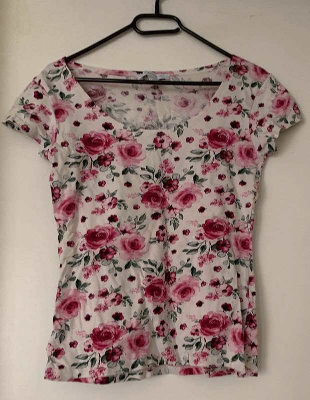 Weißes Tshirt mit Blumenmuster