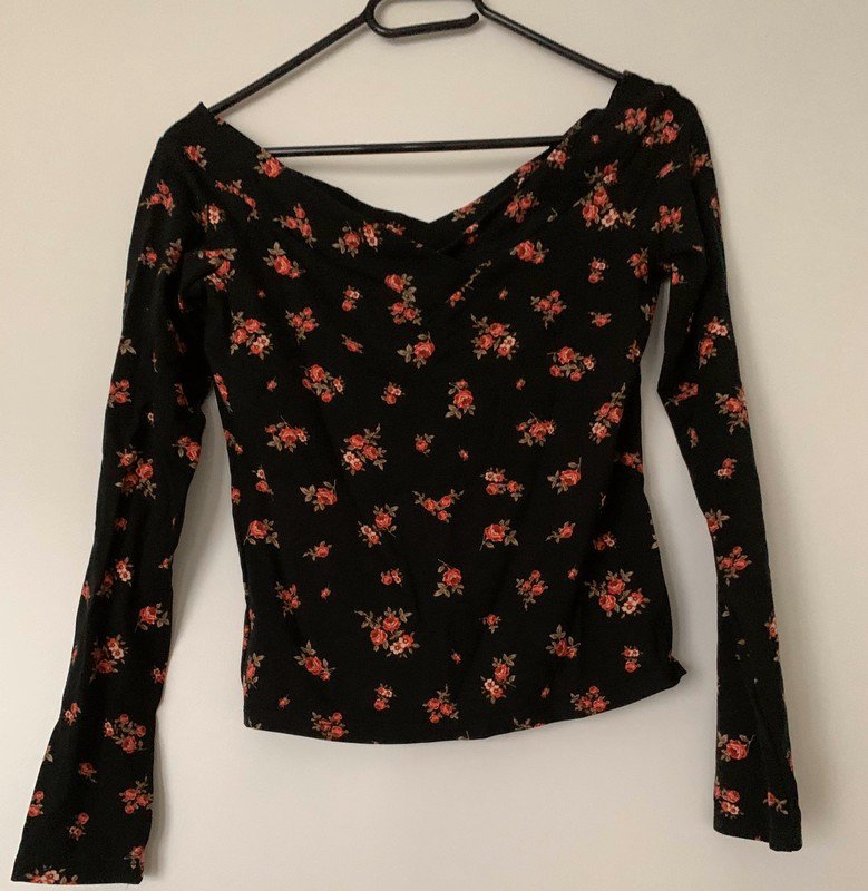 Schwarzes Off Shoulder Shirt mit Blumenmuster von H&M 
