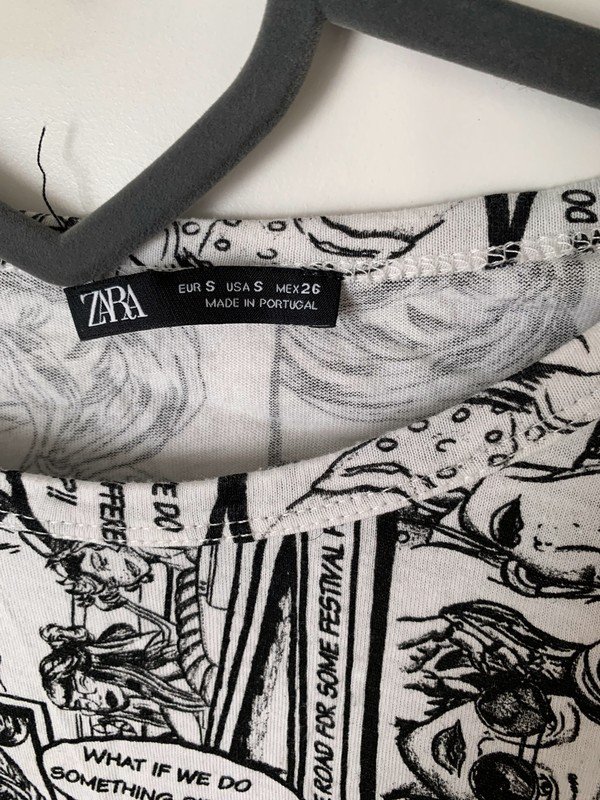 Weißes Tshirt mit Comicmuster von Zara