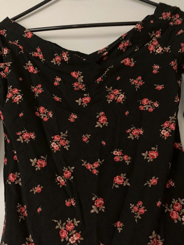 Schwarzes Off Shoulder Shirt mit Blumenmuster von H&M 