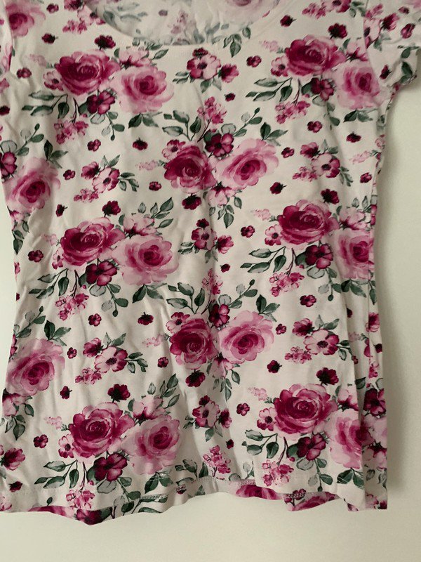 Weißes Tshirt mit Blumenmuster