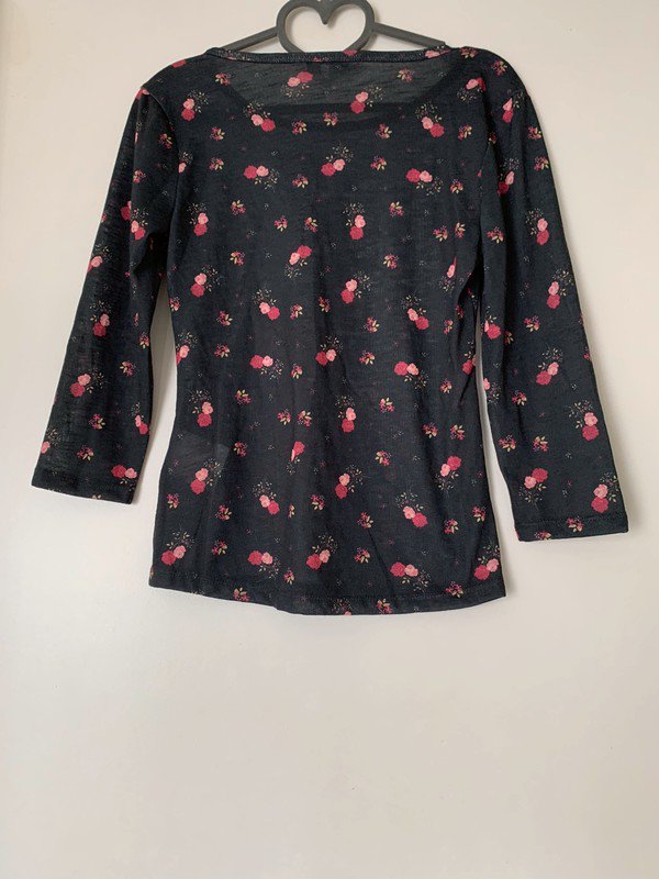 Schwarzes Shirt mit Blumenmuster und goldener Aufschrift von C&A