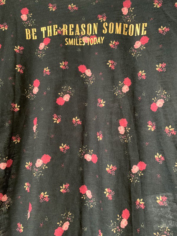 Schwarzes Shirt mit Blumenmuster und goldener Aufschrift von C&A