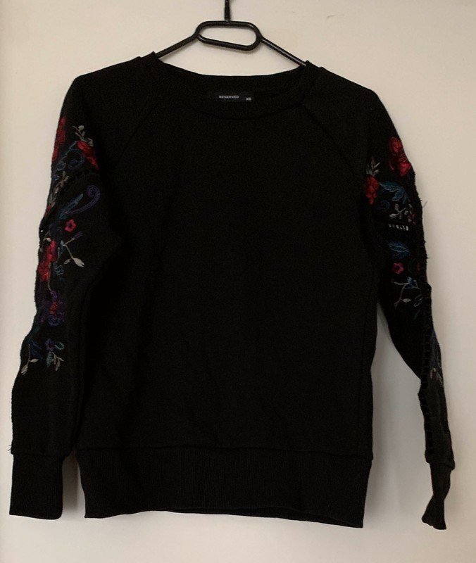 Schwarzer Pullover mit Blumenstickerei von Reserved
