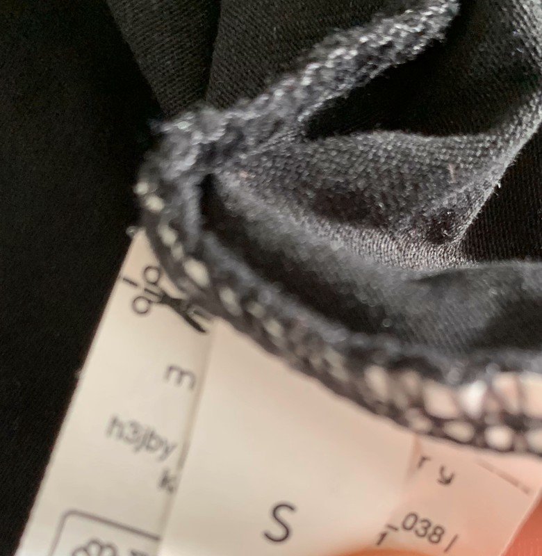 Schwarzes Peplum Shirt mit Nieten 