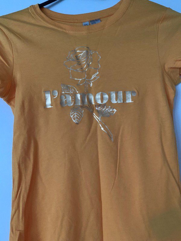 Gelbes Tshirt mit goldenem Schriftzug von H&M 