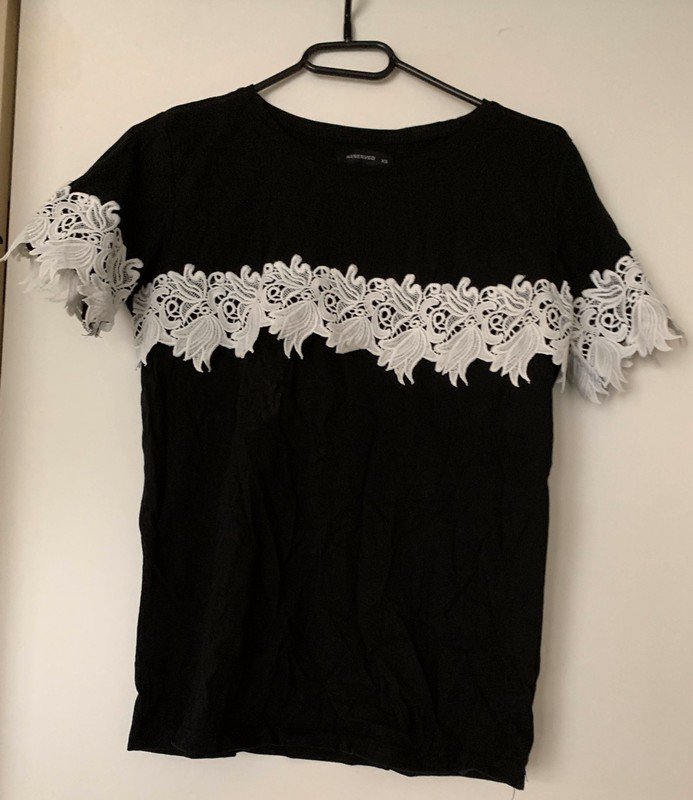 Schwarzes Tshirt mit weißer Häkelspitze 