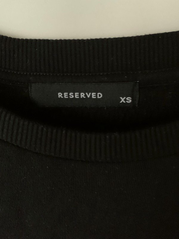 Schwarzer Pullover mit Blumenstickerei von Reserved