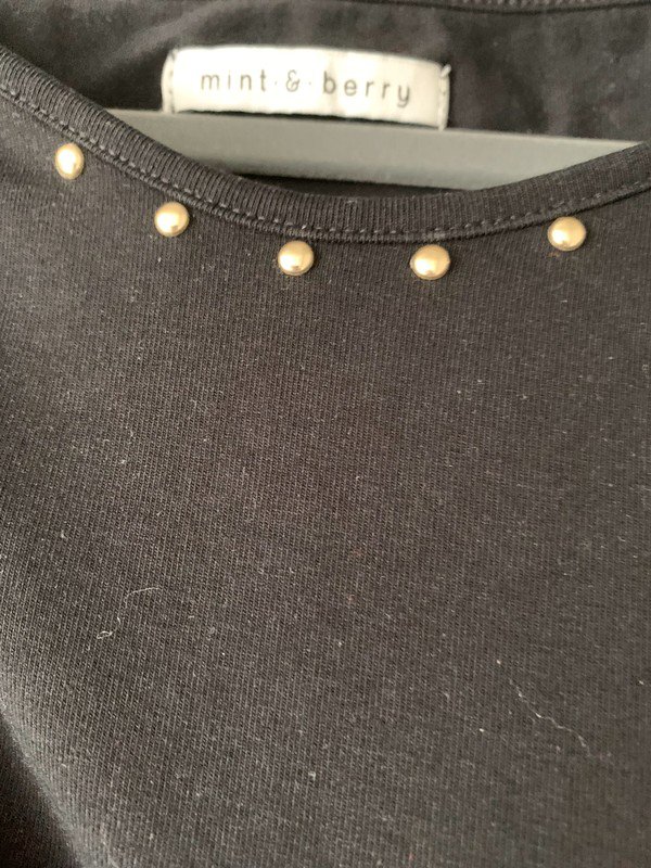 Schwarzes Peplum Shirt mit Nieten 