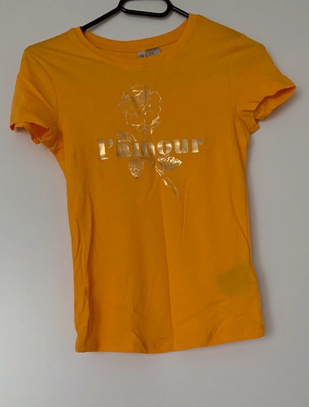 Gelbes Tshirt mit goldenem Schriftzug von H&M 