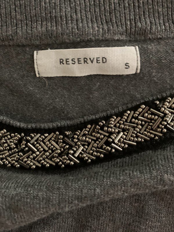 Graues Shirt mit Ziersteinchen von Reserved