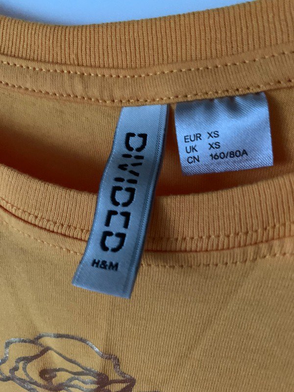 Gelbes Tshirt mit goldenem Schriftzug von H&M 