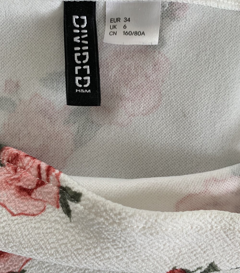 Weißes Kleid mit Blumenmuster 