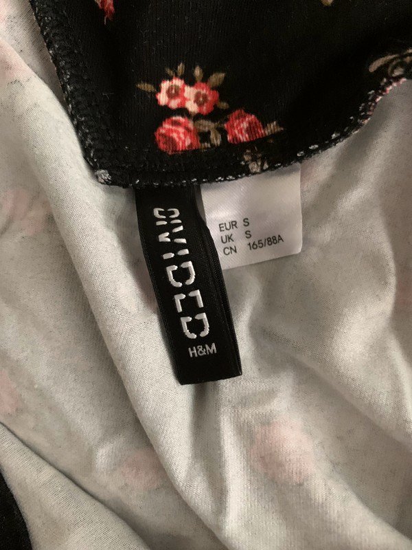 Schwarzes Off Shoulder Shirt mit Blumenmuster von H&M 