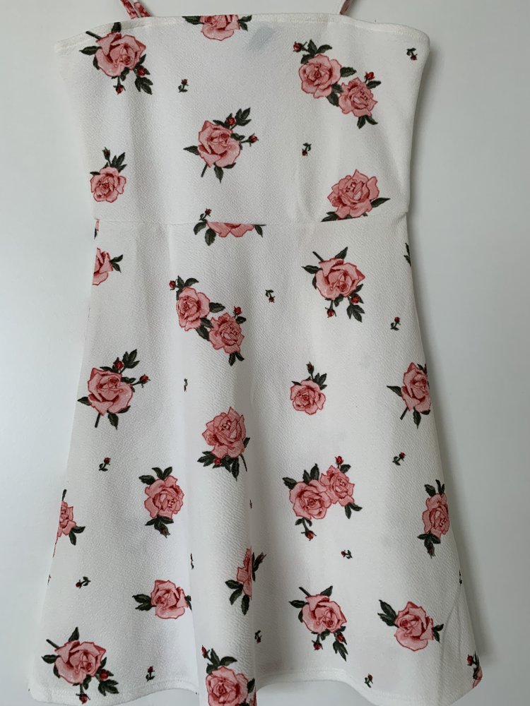 Weißes Kleid mit Blumenmuster 
