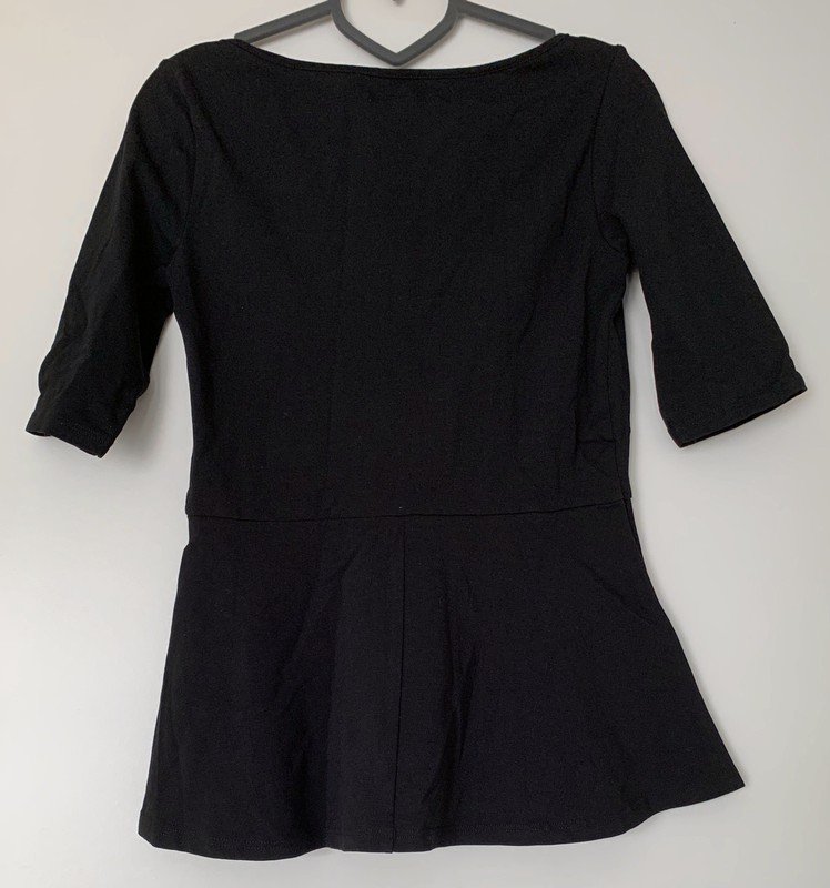 Schwarzes Peplum Shirt mit Nieten 
