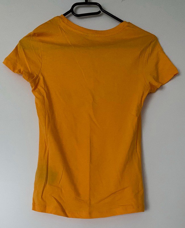 Gelbes Tshirt mit goldenem Schriftzug von H&M 