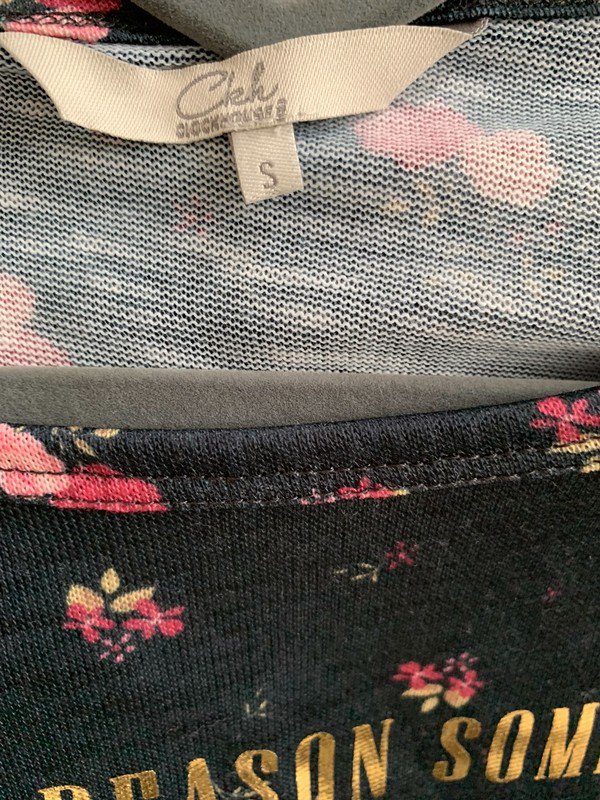 Schwarzes Shirt mit Blumenmuster und goldener Aufschrift von C&A